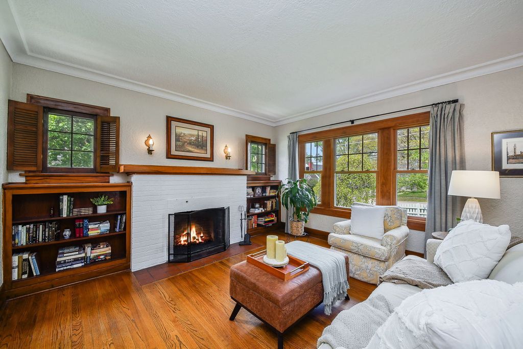 Image 8 of property listing at 702 E Illinois Street, Wheaton, IL 60187