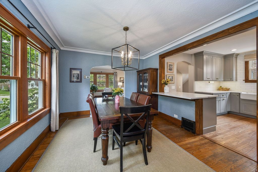 Image 9 of property listing at 702 E Illinois Street, Wheaton, IL 60187