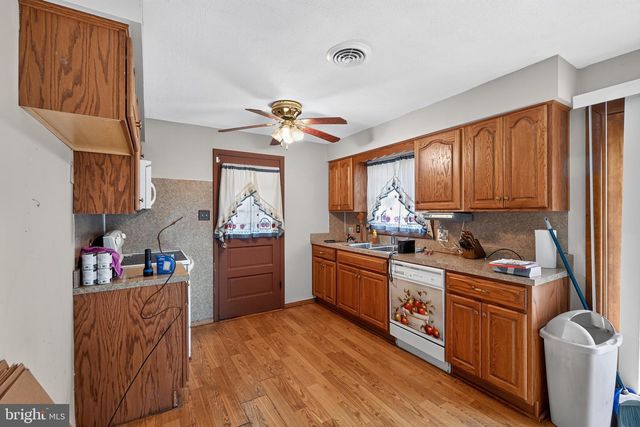 52 ROTHS CHURCH RD, Spring Grove, PA 17362