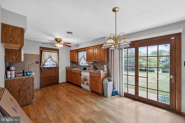 52 ROTHS CHURCH RD, Spring Grove, PA 17362
