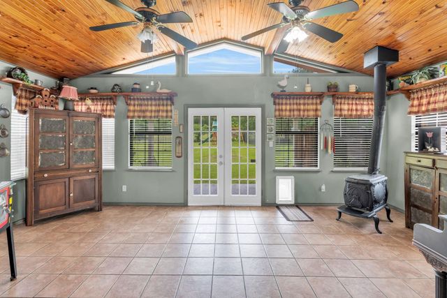 103 Roundabout Lane, Huntsville, TX 77320
