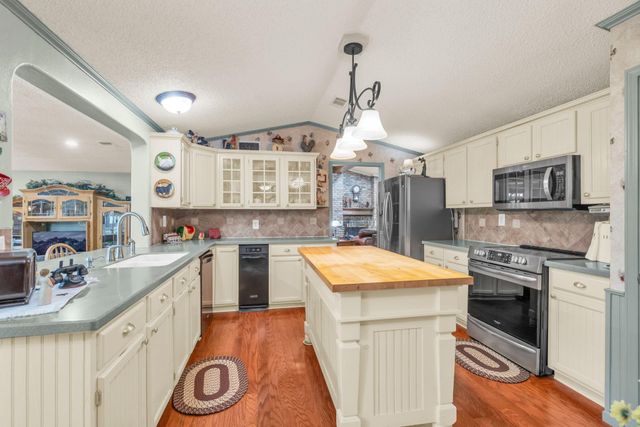 103 Roundabout Lane, Huntsville, TX 77320