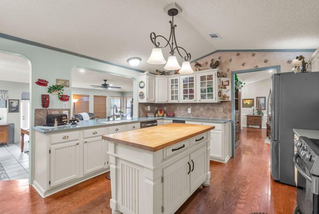 103 Roundabout Lane, Huntsville, TX 77320