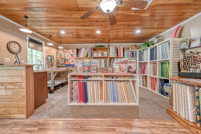 103 Roundabout Lane, Huntsville, TX 77320