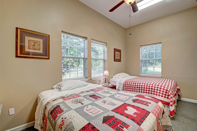 103 Roundabout Lane, Huntsville, TX 77320
