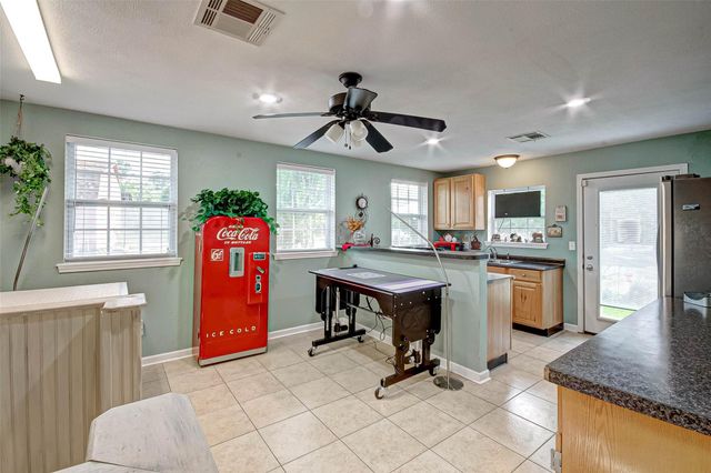 103 Roundabout Lane, Huntsville, TX 77320