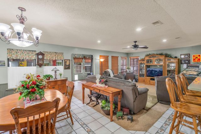 103 Roundabout Lane, Huntsville, TX 77320