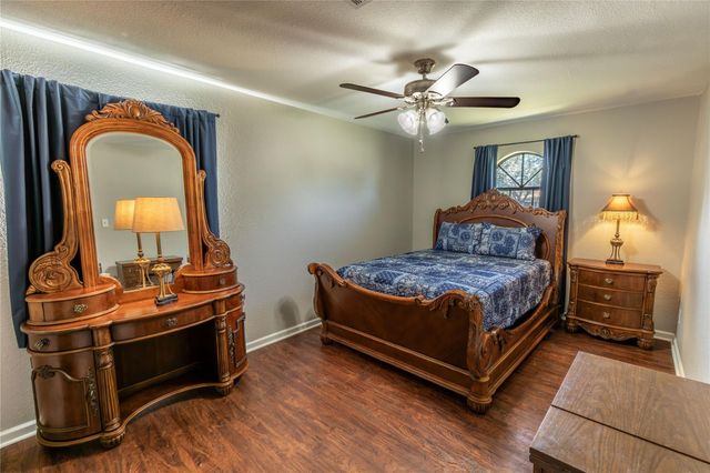 1453 Pin Oak Drive, Bellville, TX 77418