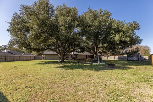1453 Pin Oak Drive, Bellville, TX 77418