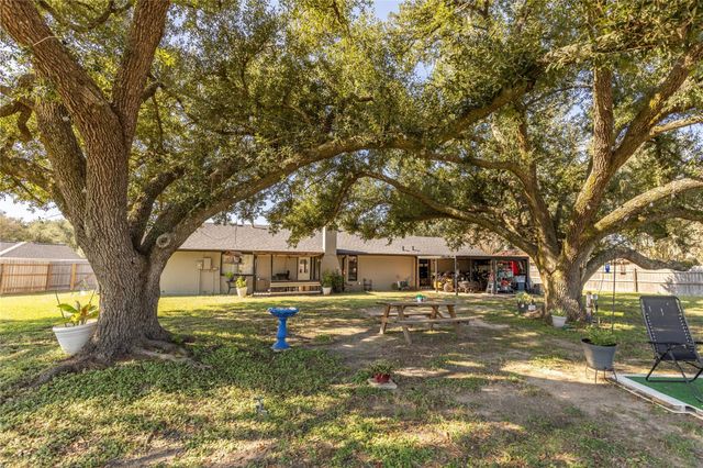 1453 Pin Oak Drive, Bellville, TX 77418