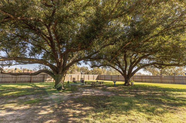 1453 Pin Oak Drive, Bellville, TX 77418