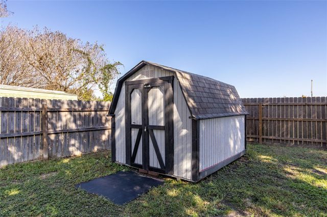 1453 Pin Oak Drive, Bellville, TX 77418