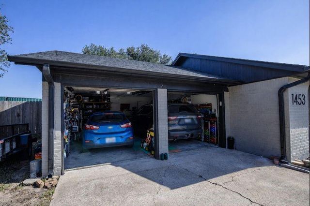 1453 Pin Oak Drive, Bellville, TX 77418