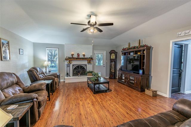 1453 Pin Oak Drive, Bellville, TX 77418