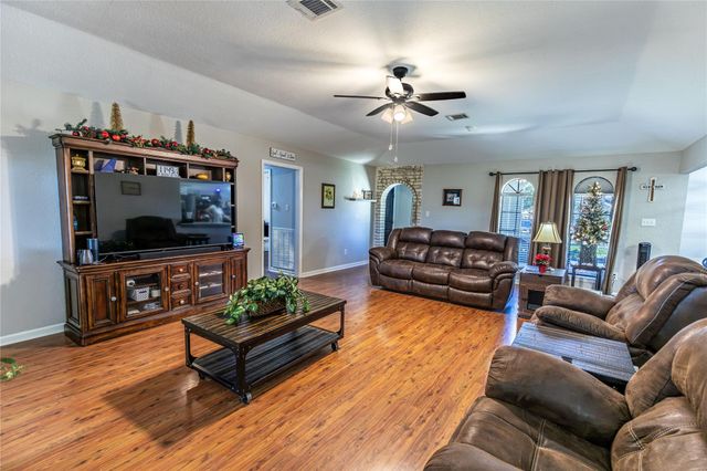 1453 Pin Oak Drive, Bellville, TX 77418