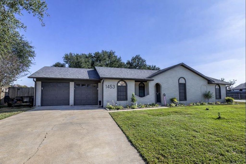 1453 Pin Oak Drive, Bellville, TX 77418