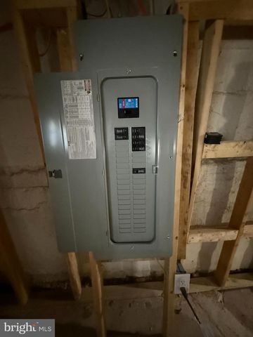 2224 MIDDLEBOROUGH RD, Essex, MD 21221