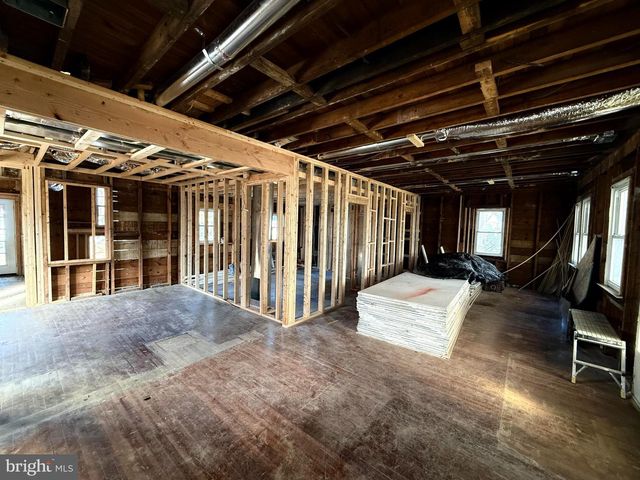 2224 MIDDLEBOROUGH RD, Essex, MD 21221