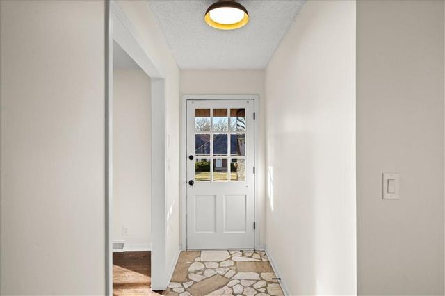 6805 N Wayne Avenue, Kansas City, MO 64118