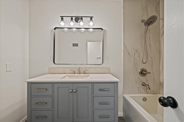 6805 N Wayne Avenue, Kansas City, MO 64118