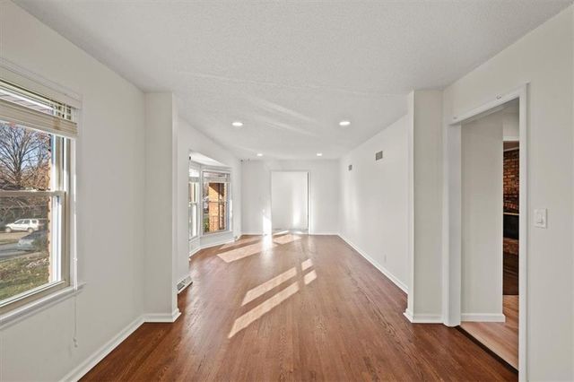 6805 N Wayne Avenue, Kansas City, MO 64118