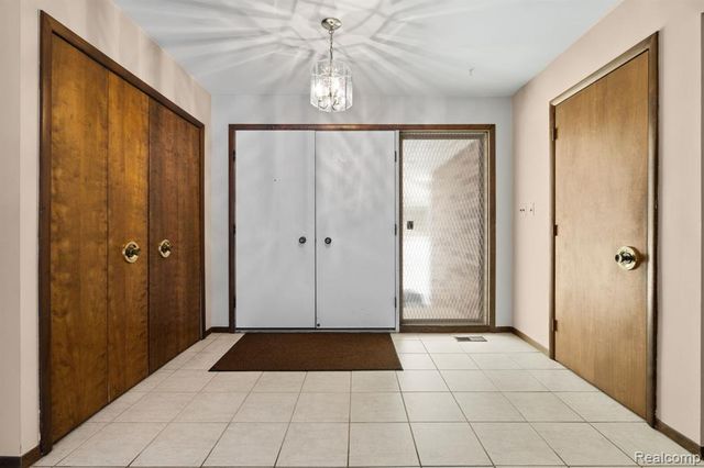 2247 Silver Maple Drive, Milford, MI 48380