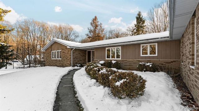 2247 Silver Maple Drive, Milford, MI 48380