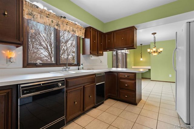 2247 Silver Maple Drive, Milford, MI 48380