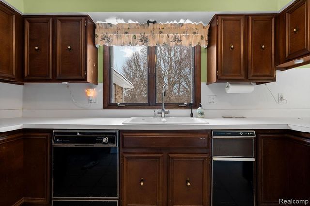 2247 Silver Maple Drive, Milford, MI 48380