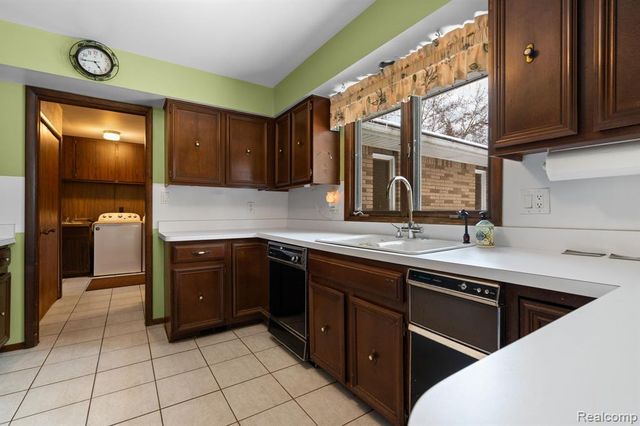 2247 Silver Maple Drive, Milford, MI 48380