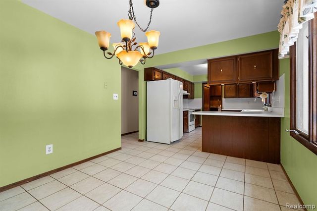 2247 Silver Maple Drive, Milford, MI 48380