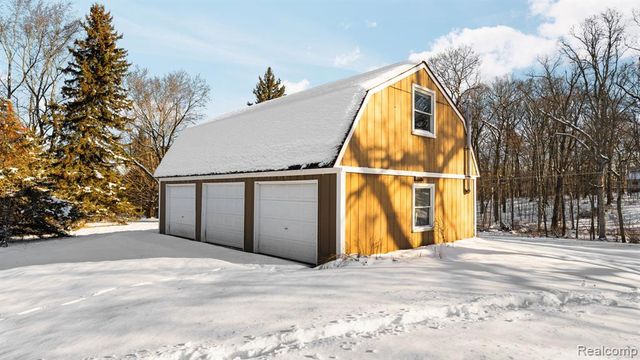 2247 Silver Maple Drive, Milford, MI 48380