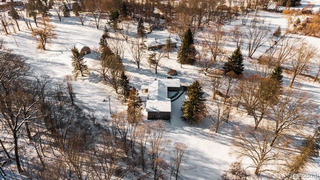 2247 Silver Maple Drive, Milford, MI 48380