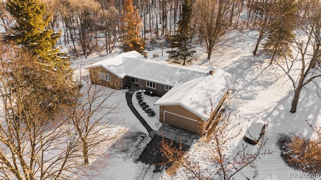 2247 Silver Maple Drive, Milford, MI 48380