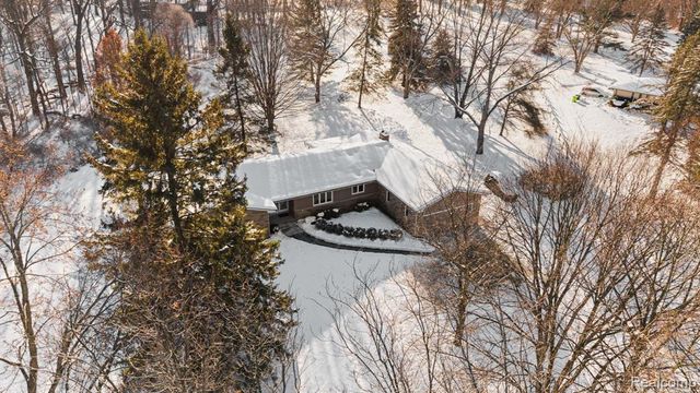 2247 Silver Maple Drive, Milford, MI 48380