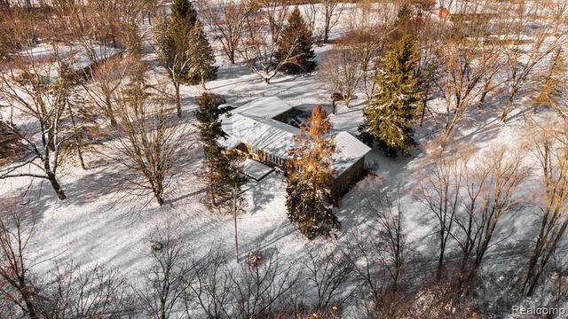 2247 Silver Maple Drive, Milford, MI 48380