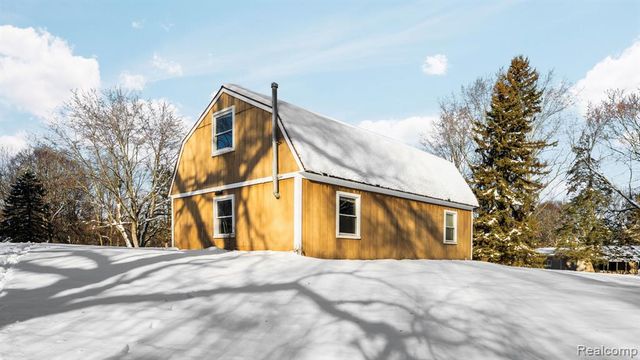 2247 Silver Maple Drive, Milford, MI 48380