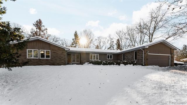 2247 Silver Maple Drive, Milford, MI 48380