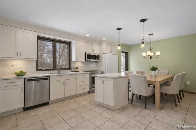 2247 Silver Maple Drive, Milford, MI 48380