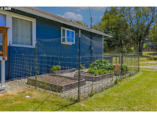 1228 SPRUCE St, Myrtle Point, OR 97458
