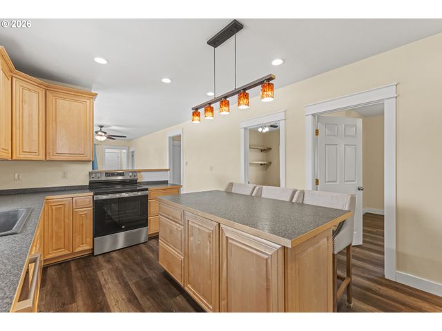 1228 SPRUCE St, Myrtle Point, OR 97458