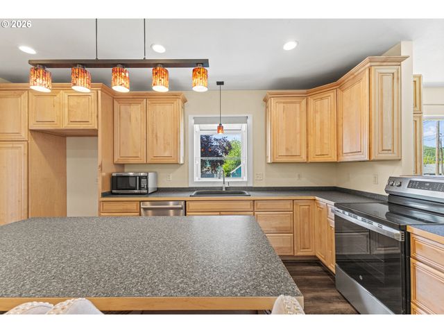 1228 SPRUCE St, Myrtle Point, OR 97458