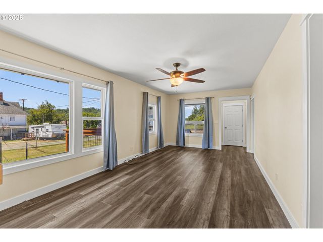 1228 SPRUCE St, Myrtle Point, OR 97458