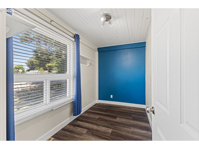 1228 SPRUCE St, Myrtle Point, OR 97458