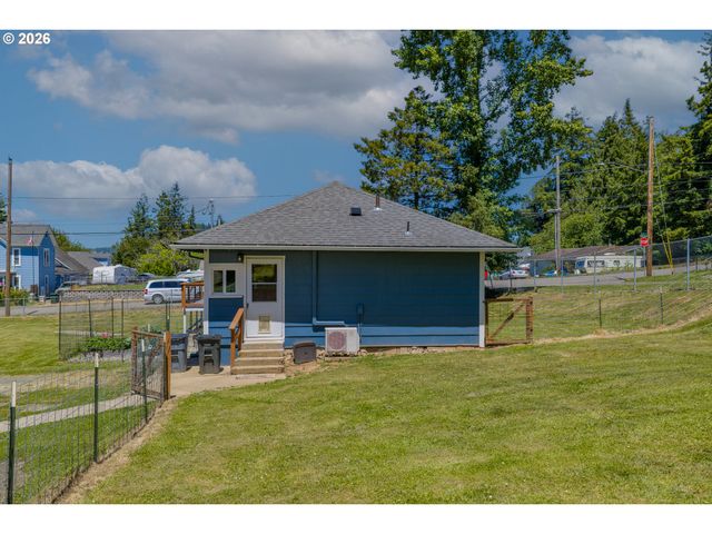 1228 SPRUCE St, Myrtle Point, OR 97458