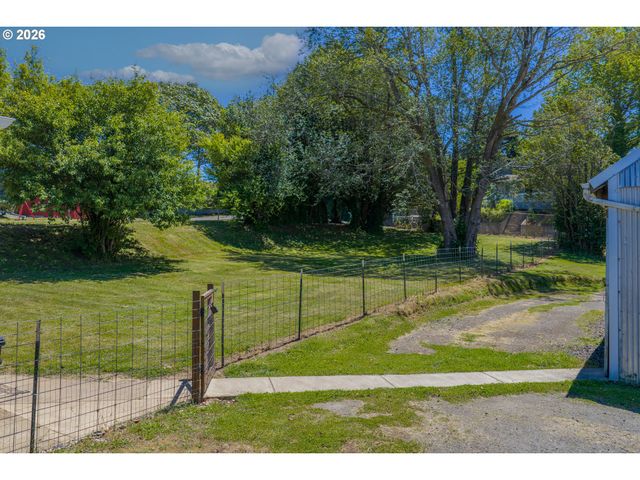 1228 SPRUCE St, Myrtle Point, OR 97458