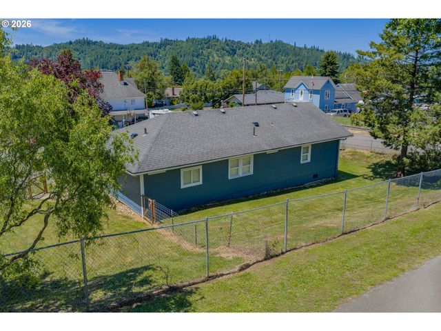 1228 SPRUCE St, Myrtle Point, OR 97458