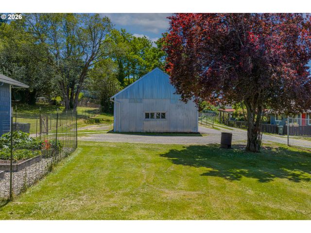 1228 SPRUCE St, Myrtle Point, OR 97458