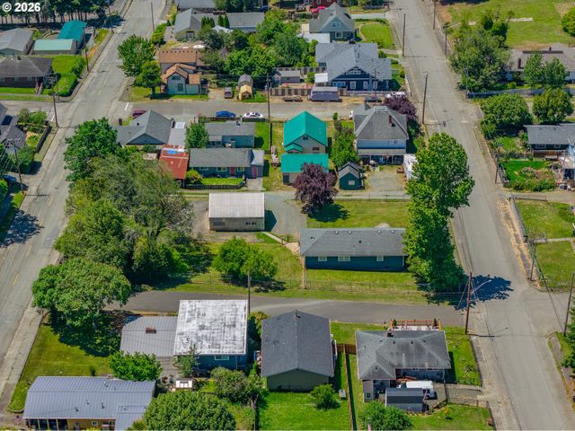 1228 SPRUCE St, Myrtle Point, OR 97458