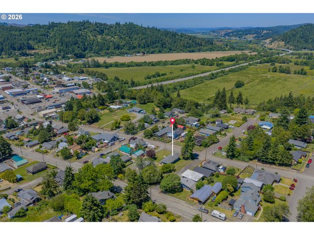 1228 SPRUCE St, Myrtle Point, OR 97458